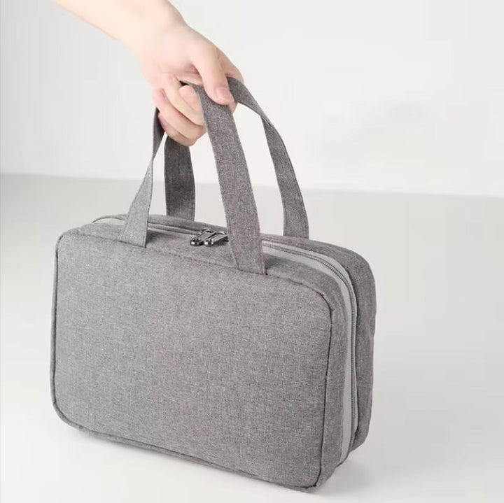 Water-repellent make-up bag with hanging hook | Bowlift
