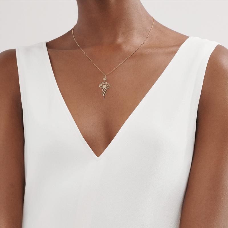 BowLift | Stylish Lotus Necklace