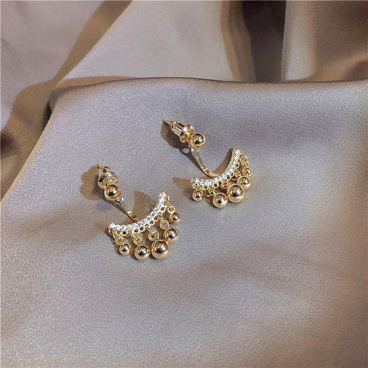 Geometric Meniscus Earrings made of Rhinestones and Pearls | Bowlift