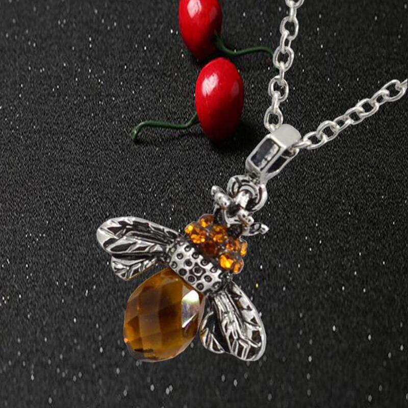 BowLift | "Dancing Bee" Necklace