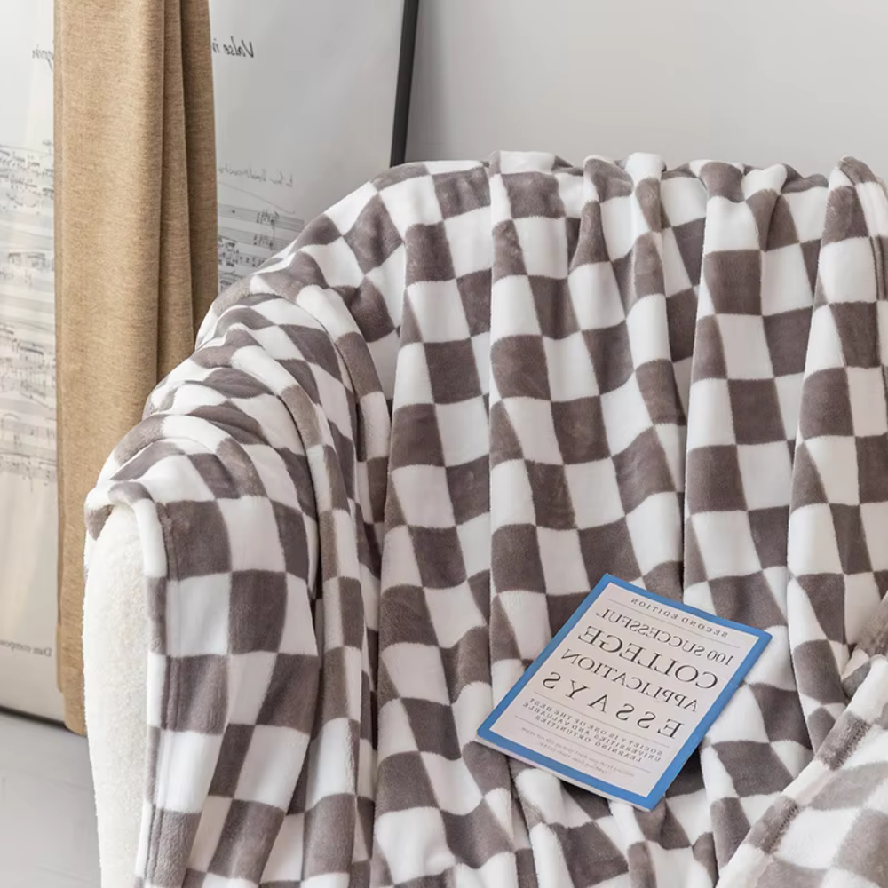 BowLift | Stylish blanket in checkered pattern for your home