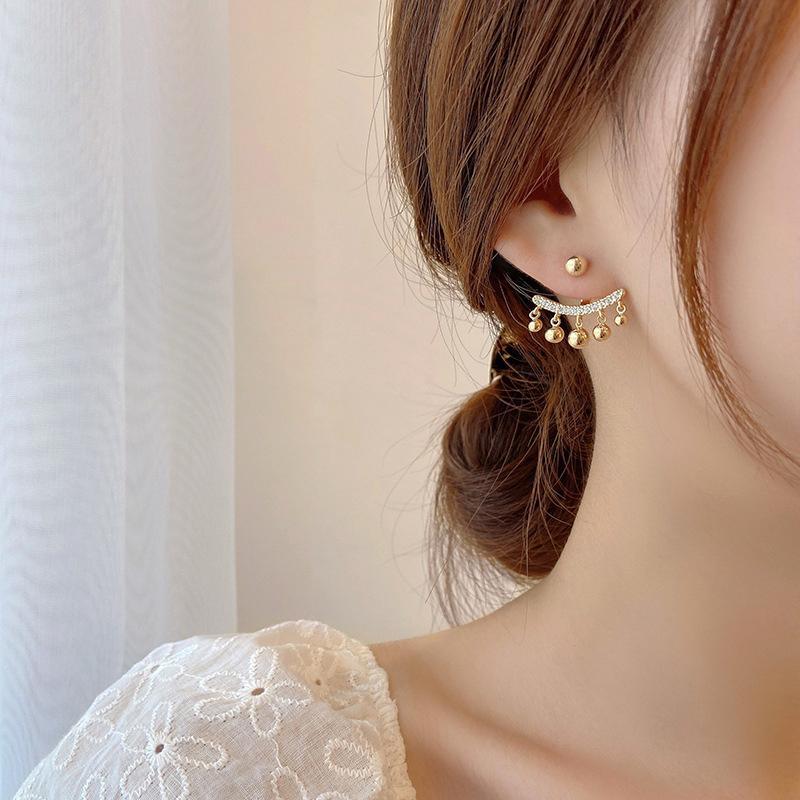 Geometric Meniscus Earrings made of Rhinestones and Pearls | Bowlift