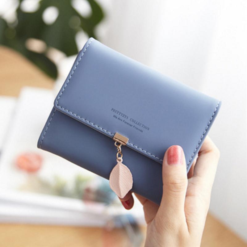 Short wallet with three folds and leaf decor | Bowlift