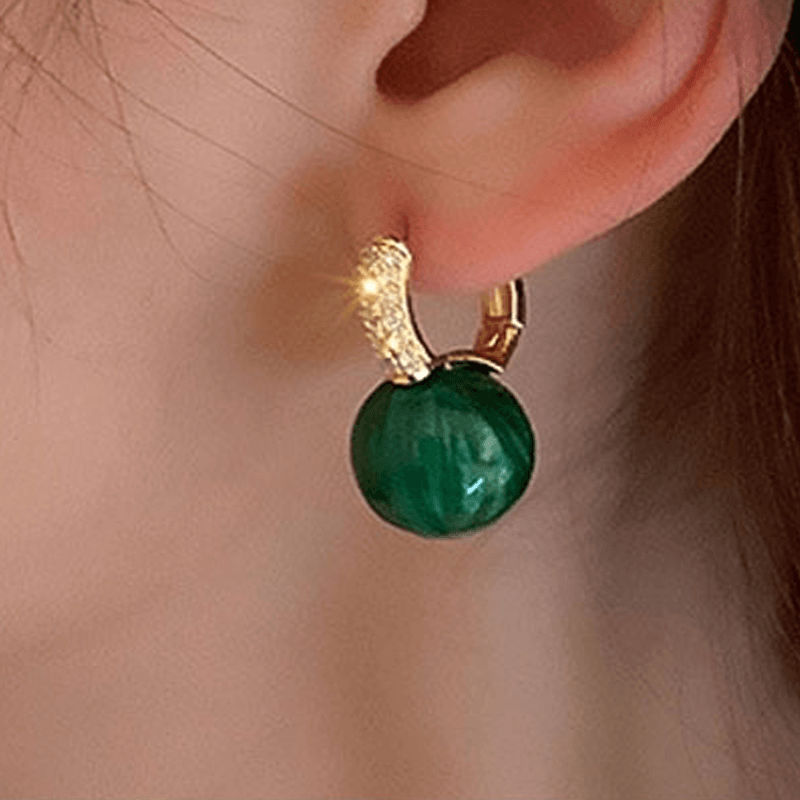 Earrings made of emerald pearls | Bowlift