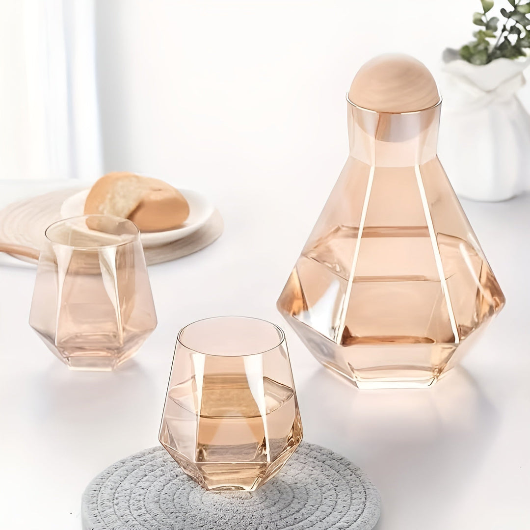 Diamond glass carafe set with 4 glasses – modern and decorative | 5-piece set with lids for water, juice, and wine | Bowlift