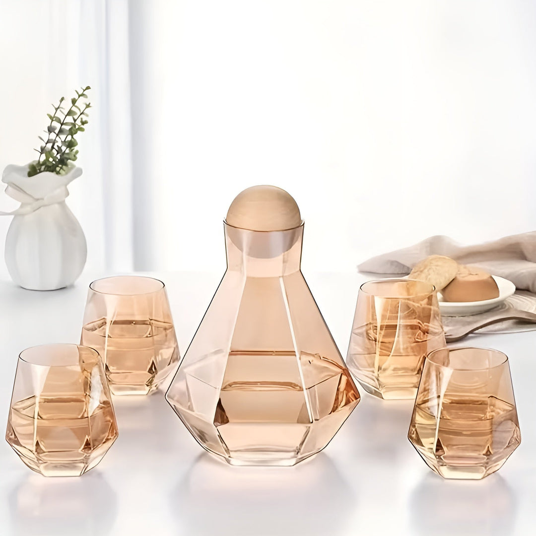 Diamond glass carafe set with 4 glasses – modern and decorative | 5-piece set with lids for water, juice, and wine | Bowlift