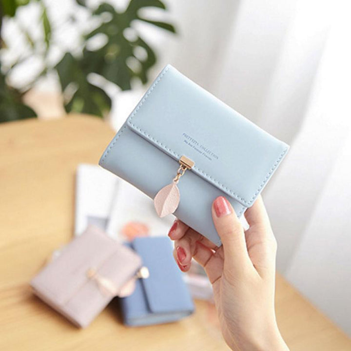 Short wallet with three folds and leaf decor | Bowlift