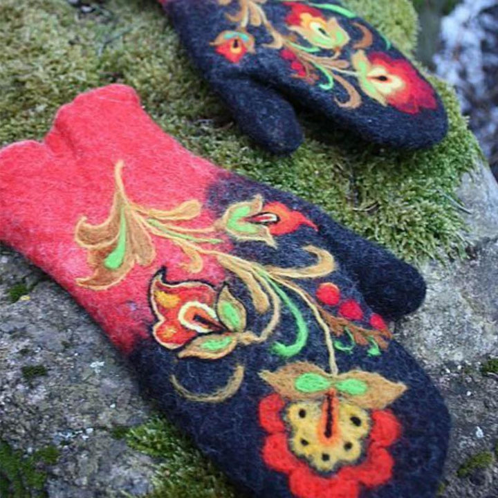 Hand warmer with Christmas flower embroidery | Bowlift