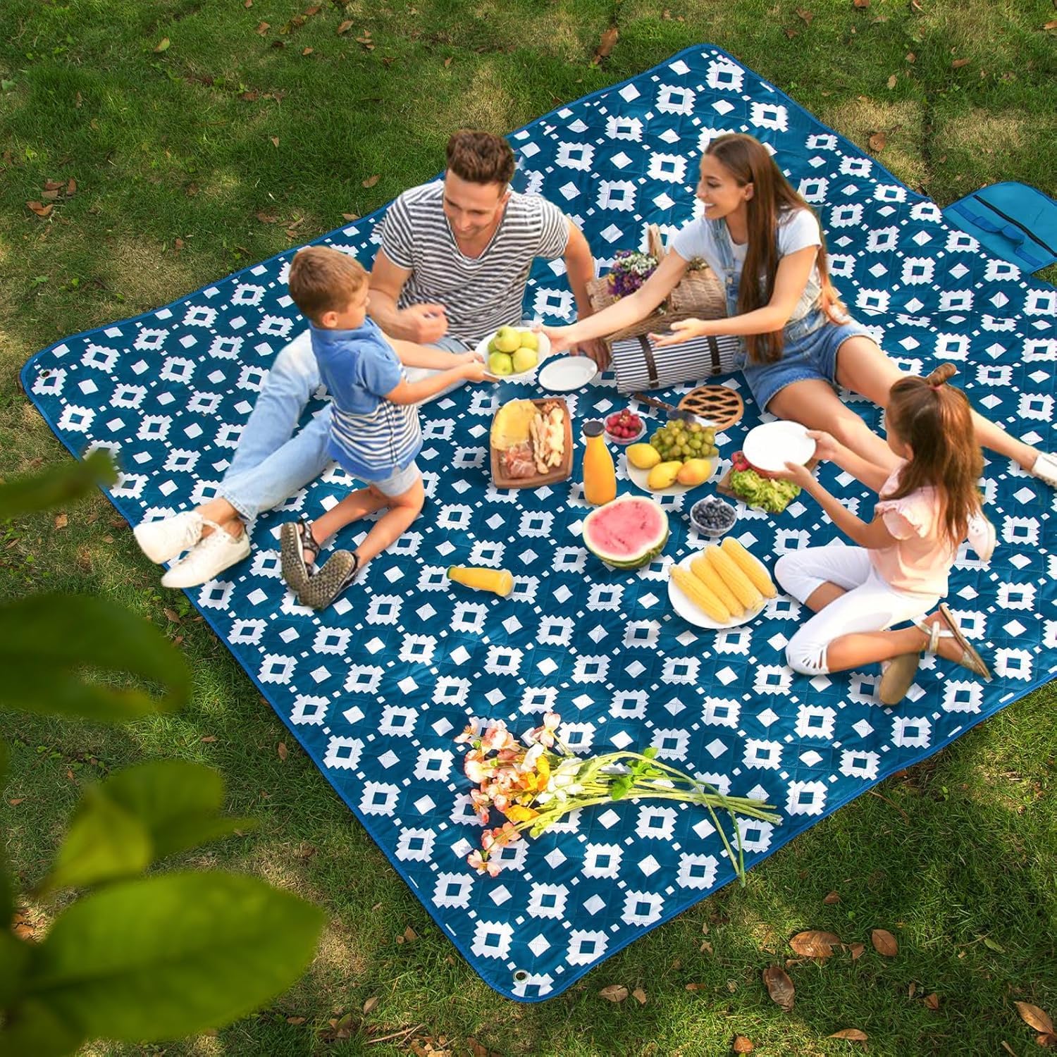 BowLift | Extra Large Waterproof Picnic Blanket 200 × 200 cm with 3 Layers – MeadowRest