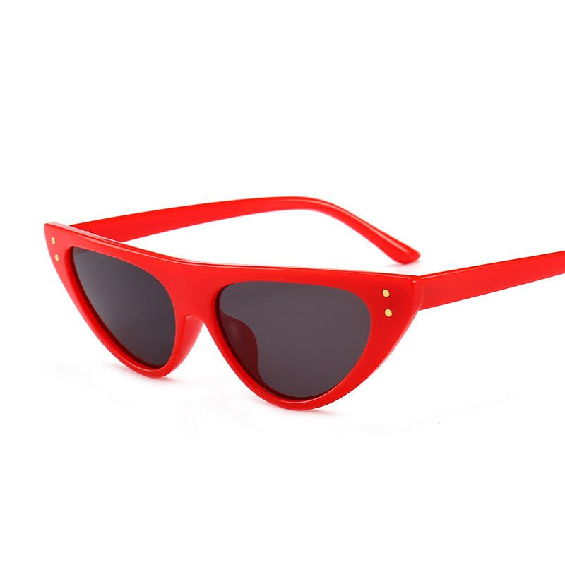 Chic Cat-Eye Sunglasses with Elevated Design Bowlift