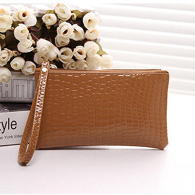 Elegant Crocodile-Patterned Wristlet Clutch