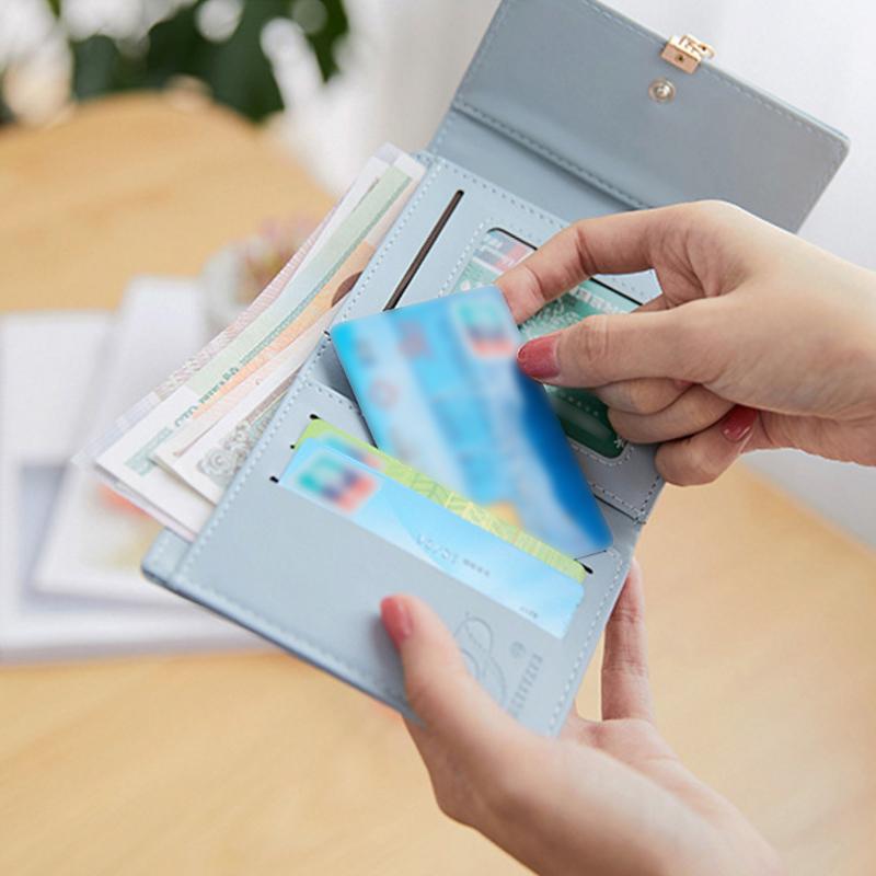 Short wallet with three folds and leaf decor | Bowlift