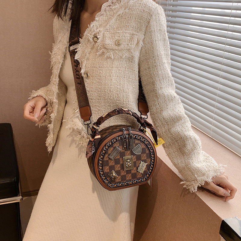 Fashionable Retro Bear Badge Shoulder Bag | Bowlift