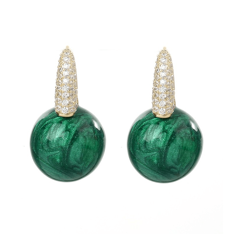 Earrings made of emerald pearls | Bowlift