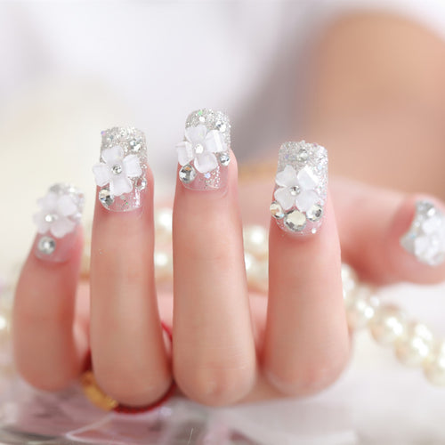 Artificial nails with glitter and floral 3D accents Bowlift