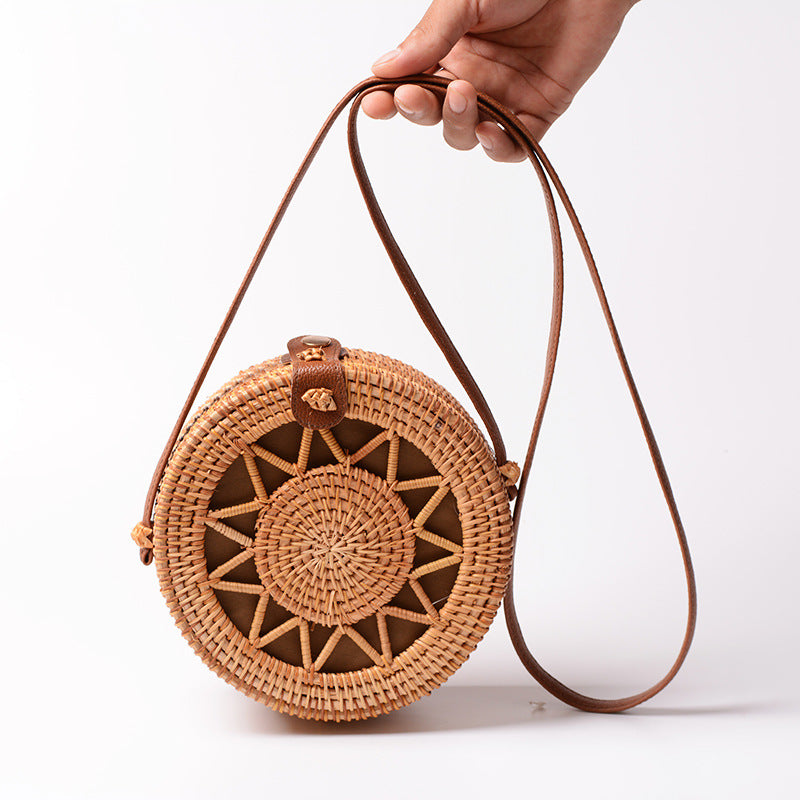 Elegant round handbag made of woven rattan Bowlift