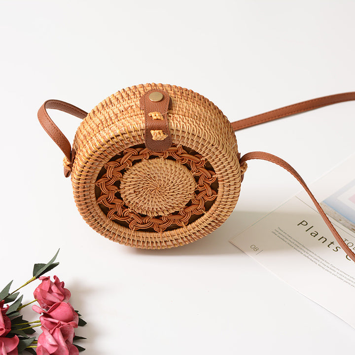 Elegant round handbag made of woven rattan Bowlift