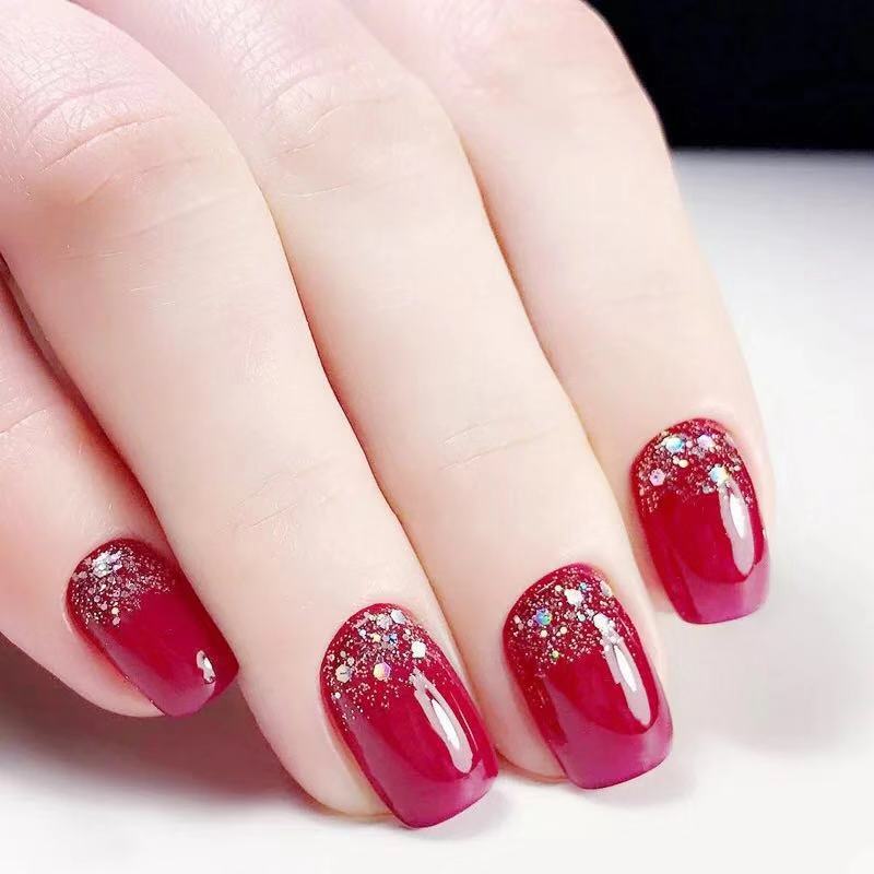 Glamorous artificial nails with glitter accents Bowlift