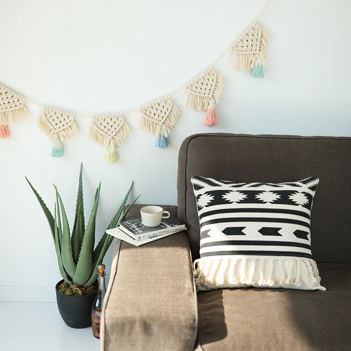 Macrame pennant string with hand-knotted triangle elements and tassels Bowlift