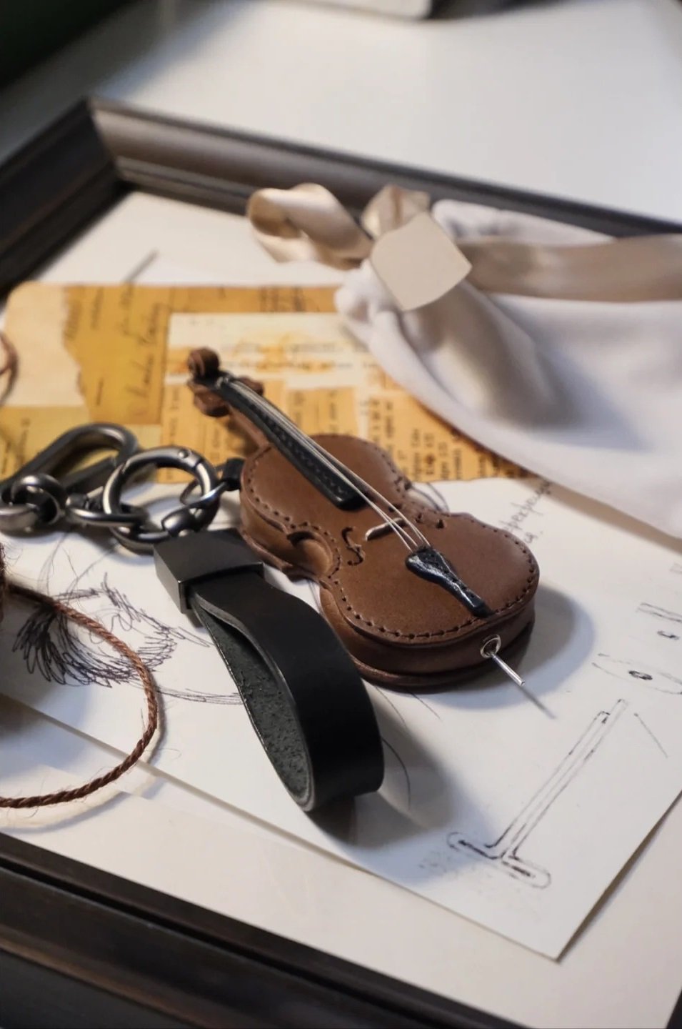 BowLift | Crafted Leather Violin & Cello Keychain