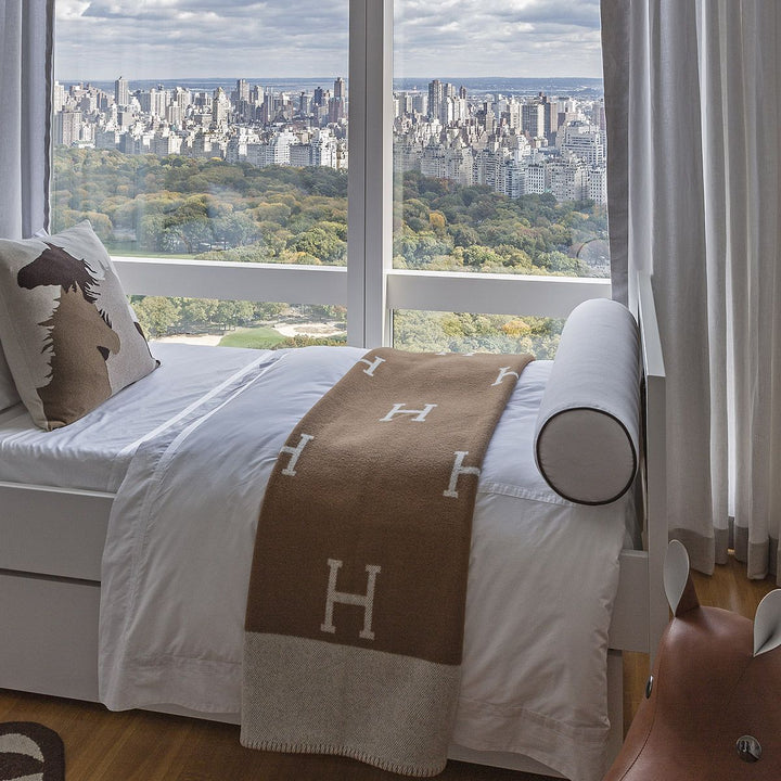 BowLift | and Laine Cashmere Isabelle – Elegant and Soft Blanket for Refined Interior
