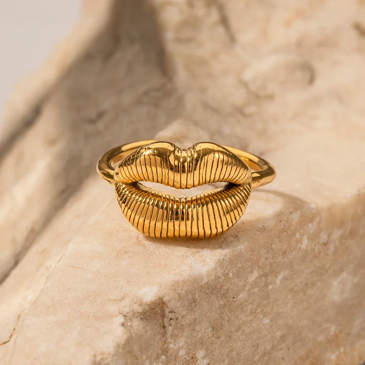 BowLift | Bold Kiss Romantic Ring