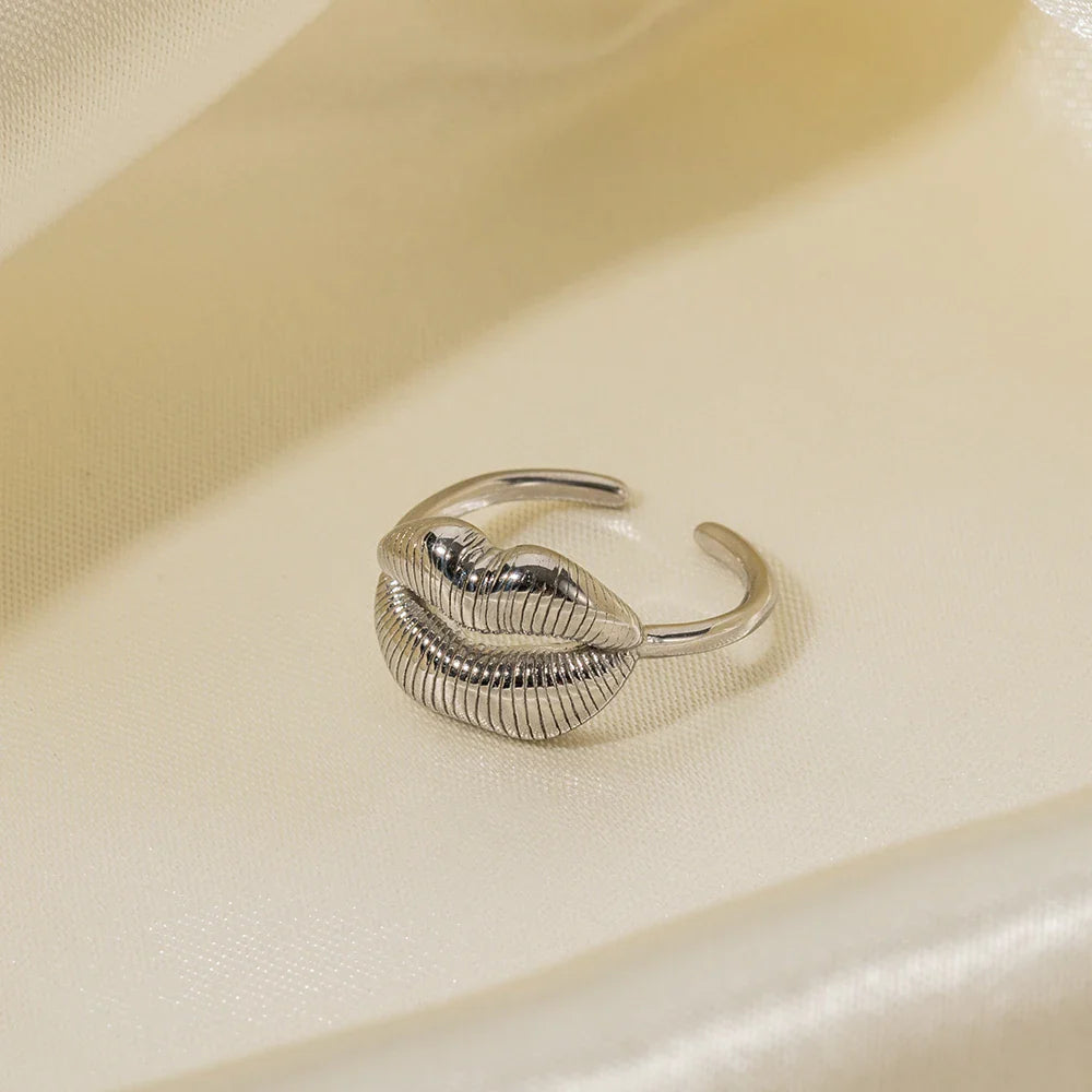 BowLift | Bold Kiss Romantic Ring