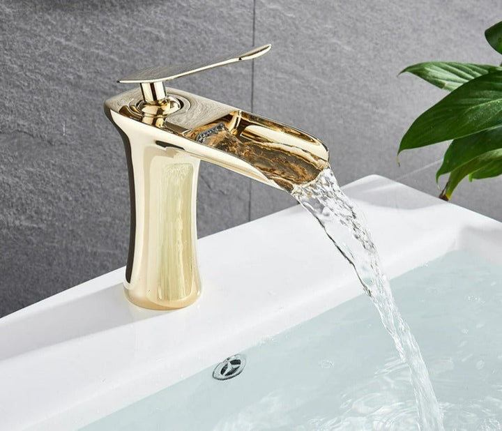 BowLift | Modern Waterfall Bathroom Tap – Stylish Design & Elegant Water Flow