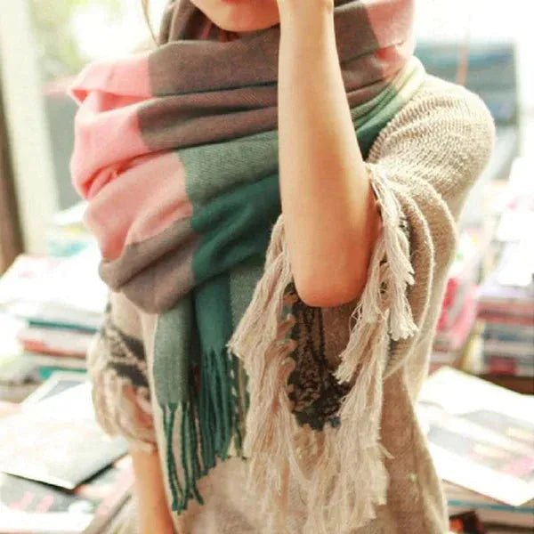 BowLift | Soft scarf with diamond pattern for timeless style & warm elegance