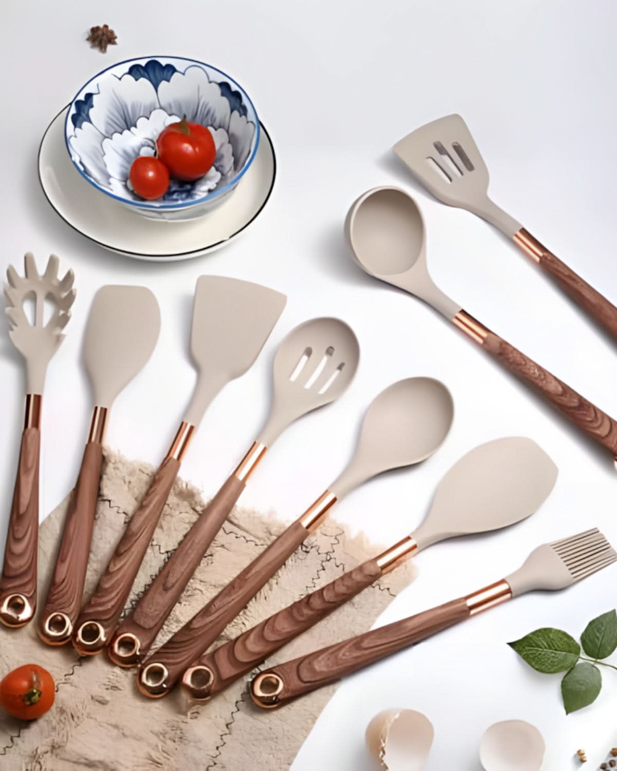 BowLift | Elegant silicone utensil set with handles in wood design