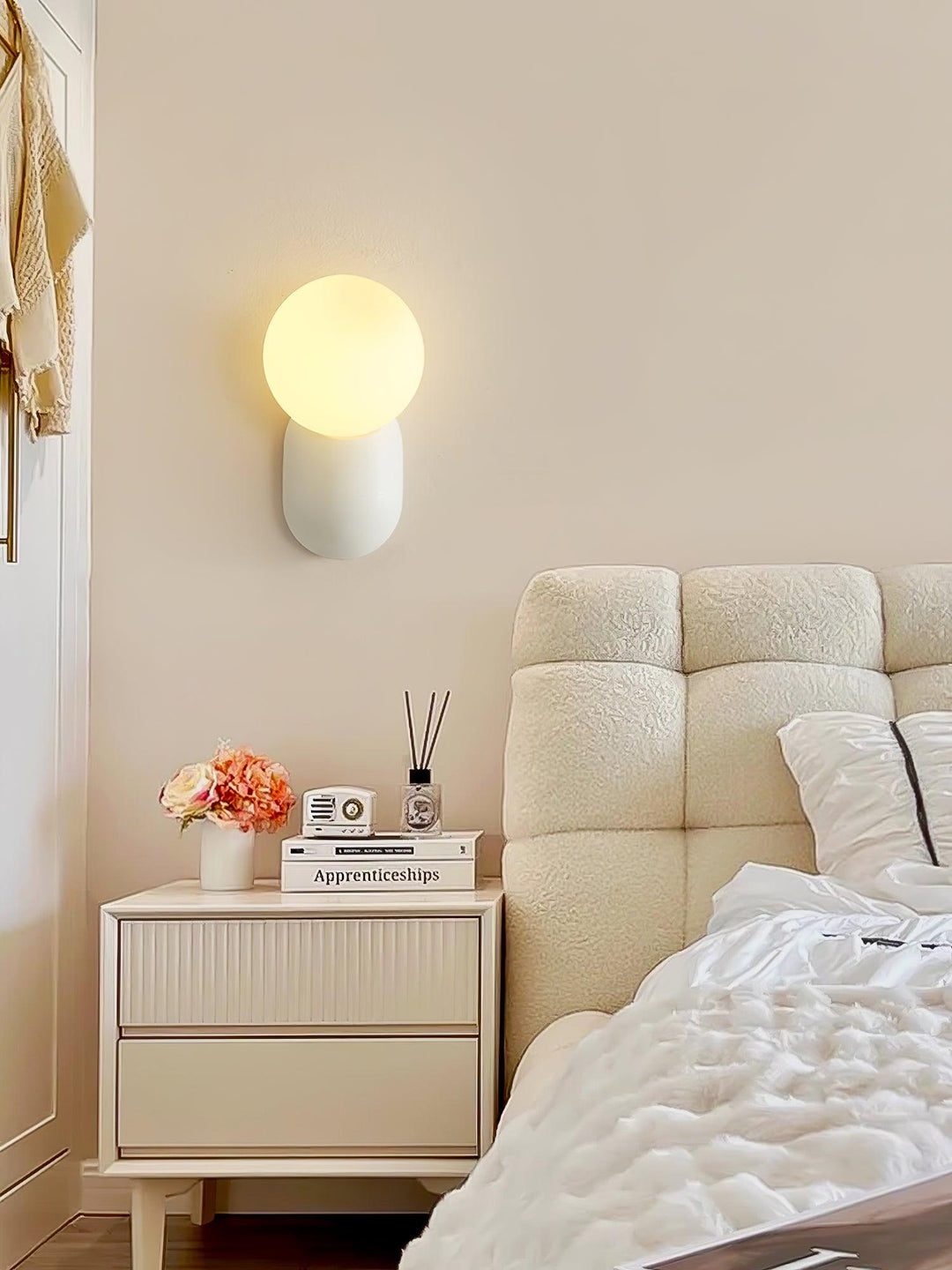 BowLift | ChicGlow Resin Wall Lamp – Elegance and Energy Efficiency in One