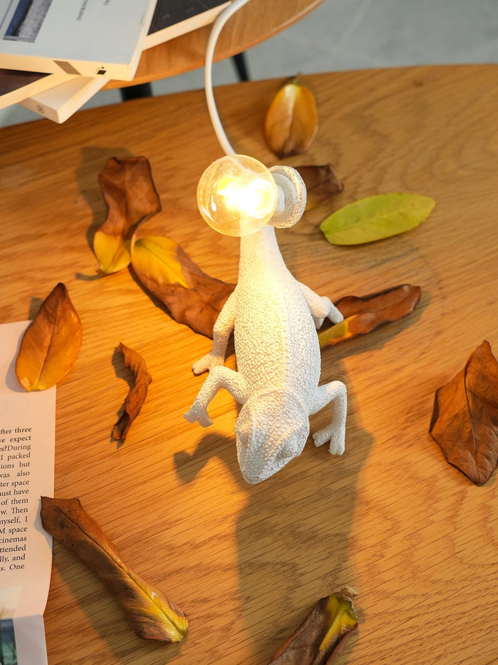BowLift | CamouGlow – Resin Table Lamp with Charming Chameleon Detail