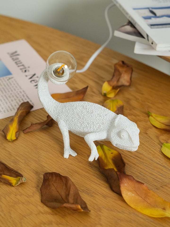 BowLift | CamouGlow – Resin Table Lamp with Charming Chameleon Detail