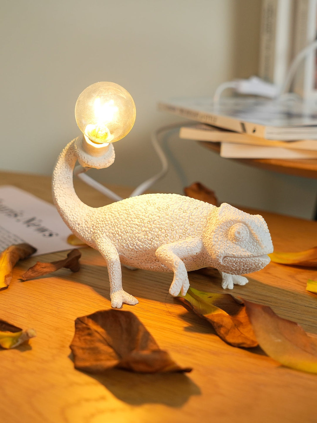 BowLift | CamouGlow – Resin Table Lamp with Charming Chameleon Detail