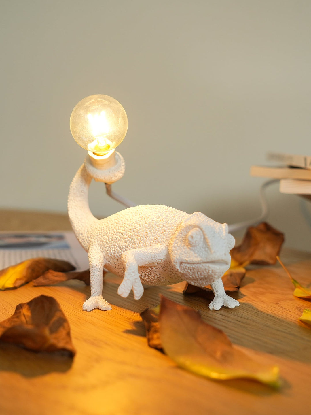 BowLift | CamouGlow – Resin Table Lamp with Charming Chameleon Detail