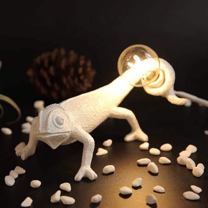 BowLift | CamouGlow – Resin Table Lamp with Charming Chameleon Detail