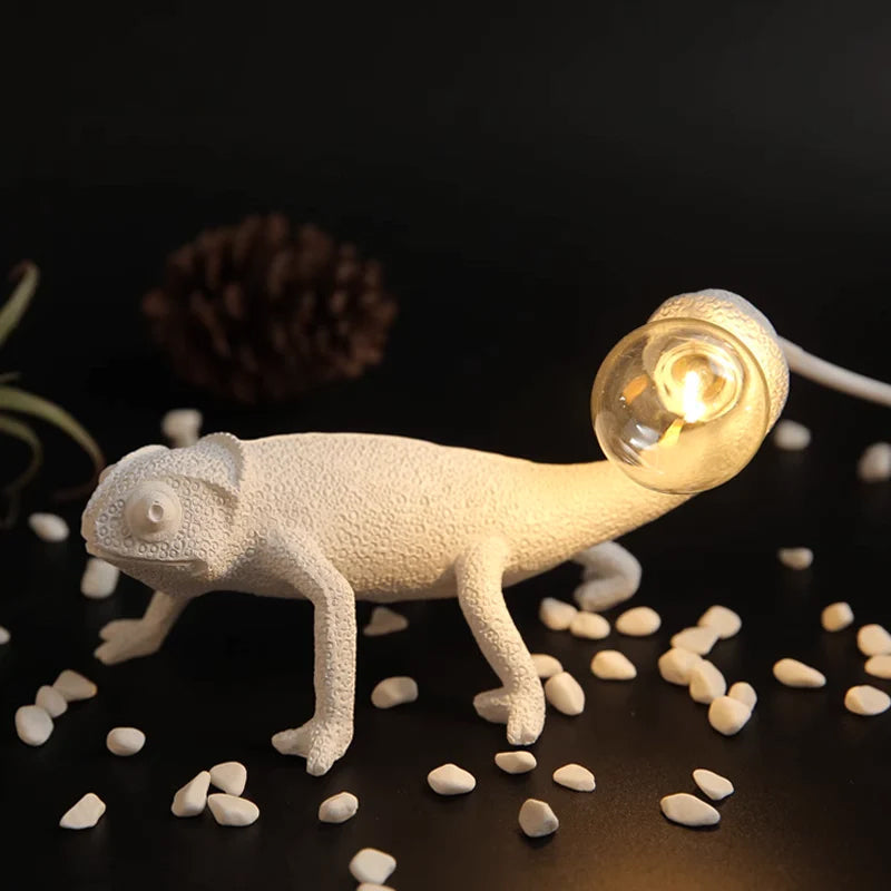 BowLift | CamouGlow – Resin Table Lamp with Charming Chameleon Detail