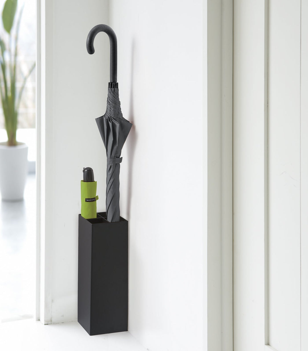 BowLift | DryKeep – Narrow Steel Umbrella Stand with Drop Collection and Non-Slip Base