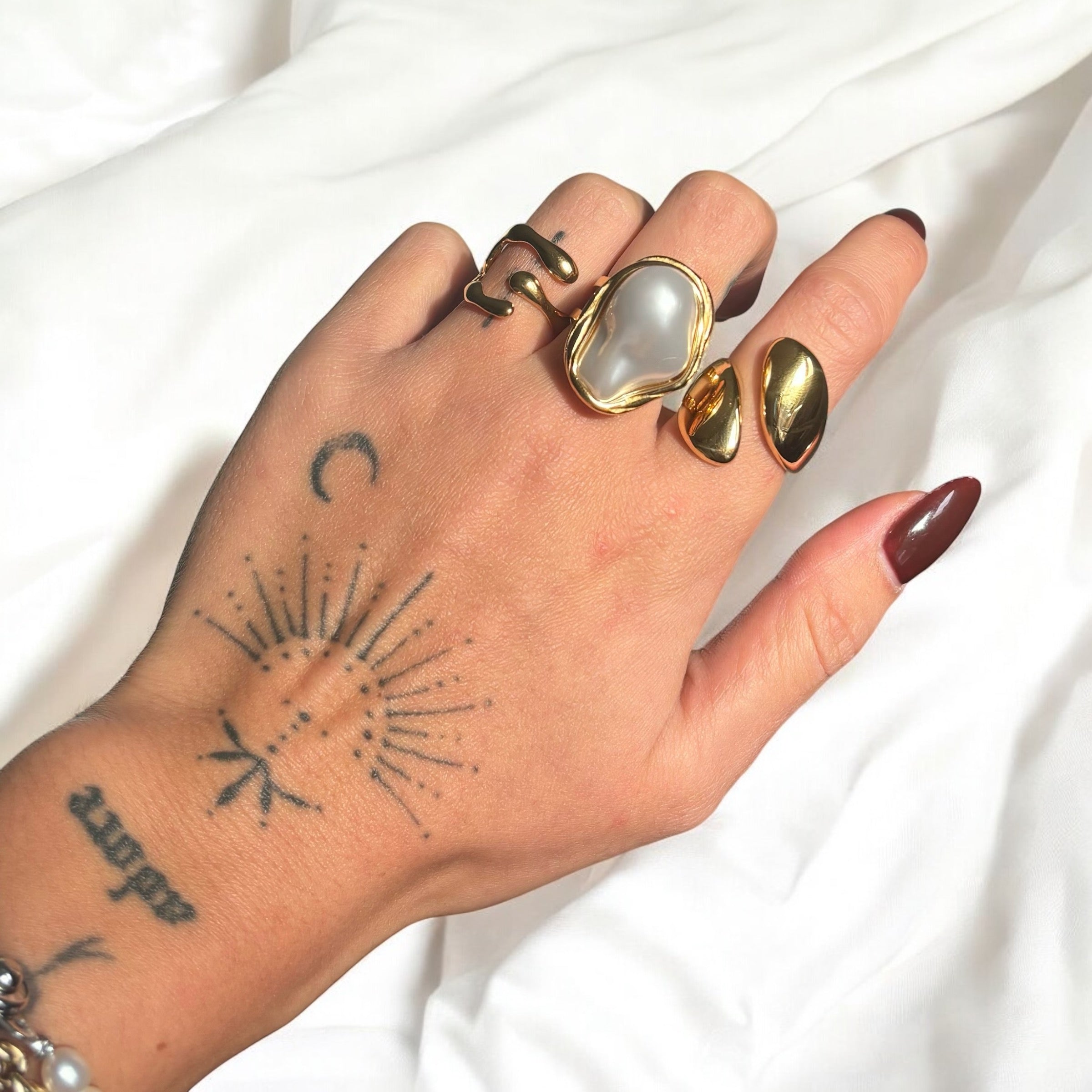 BowLift | Golden ring with irregular pearl – Organic & elegant