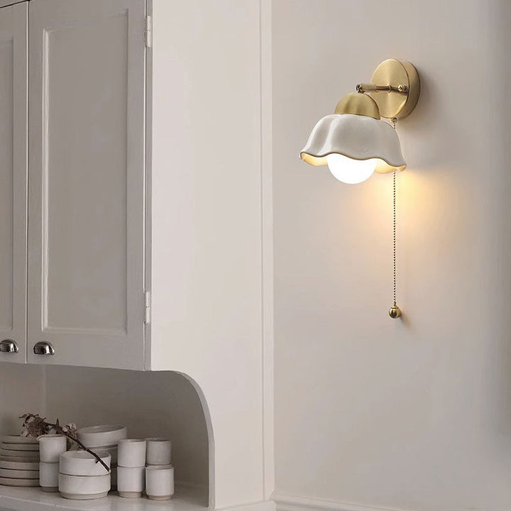 BowLift | Retro White Flowers Wall Lamp - Vintage Style for Your Interior