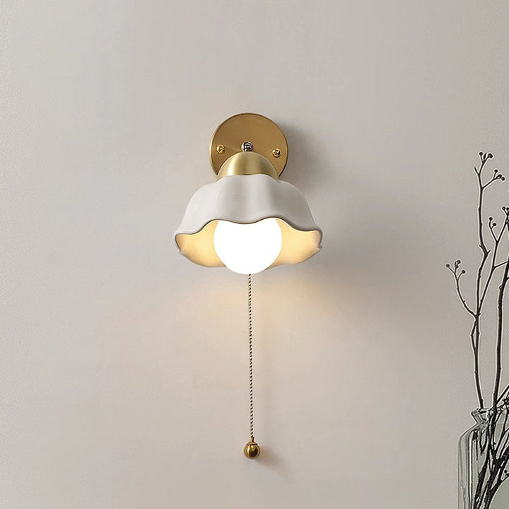 BowLift | Retro White Flowers Wall Lamp - Vintage Style for Your Interior