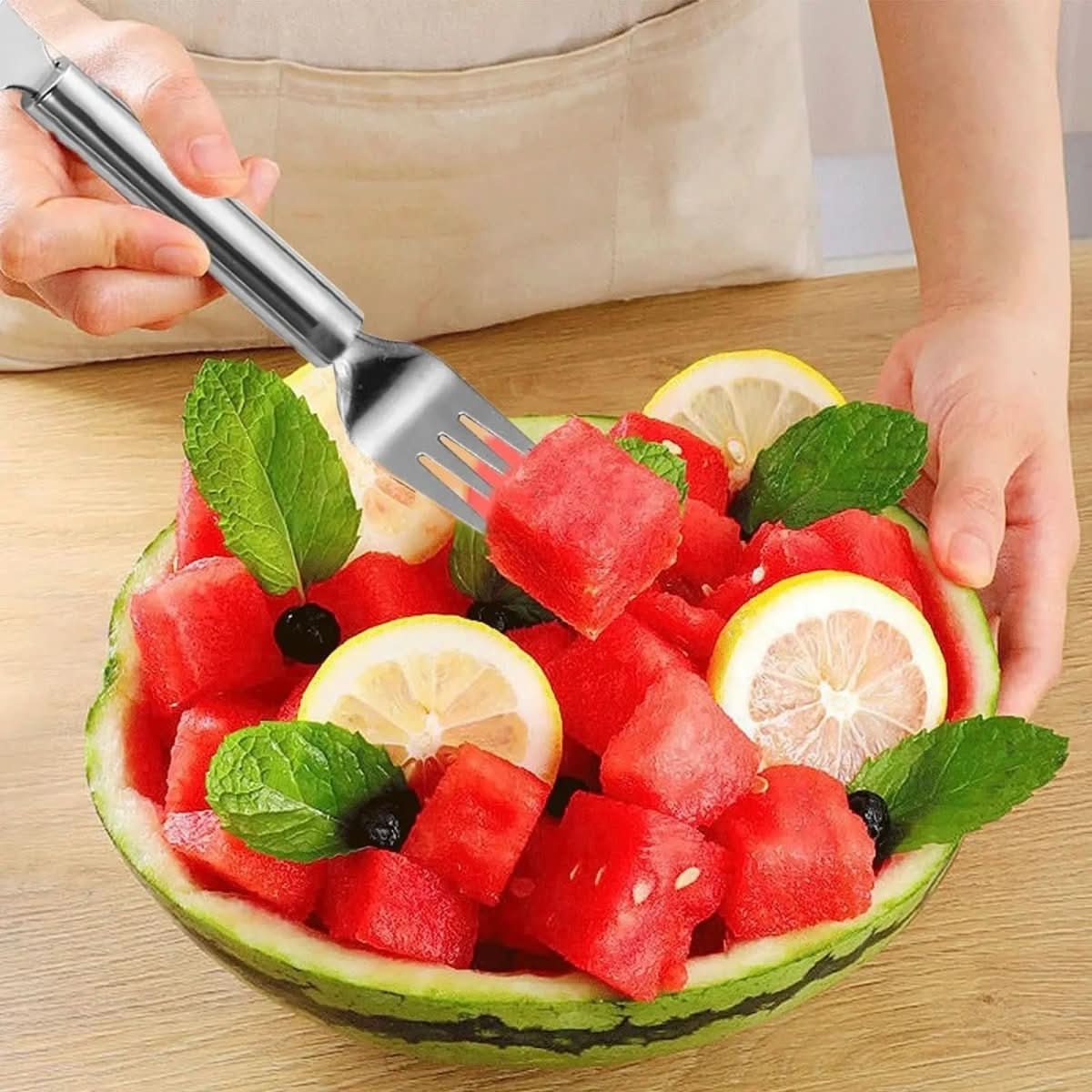 BowLift | 2-in-1 fruit cutter with integrated fork for fresh snacks
