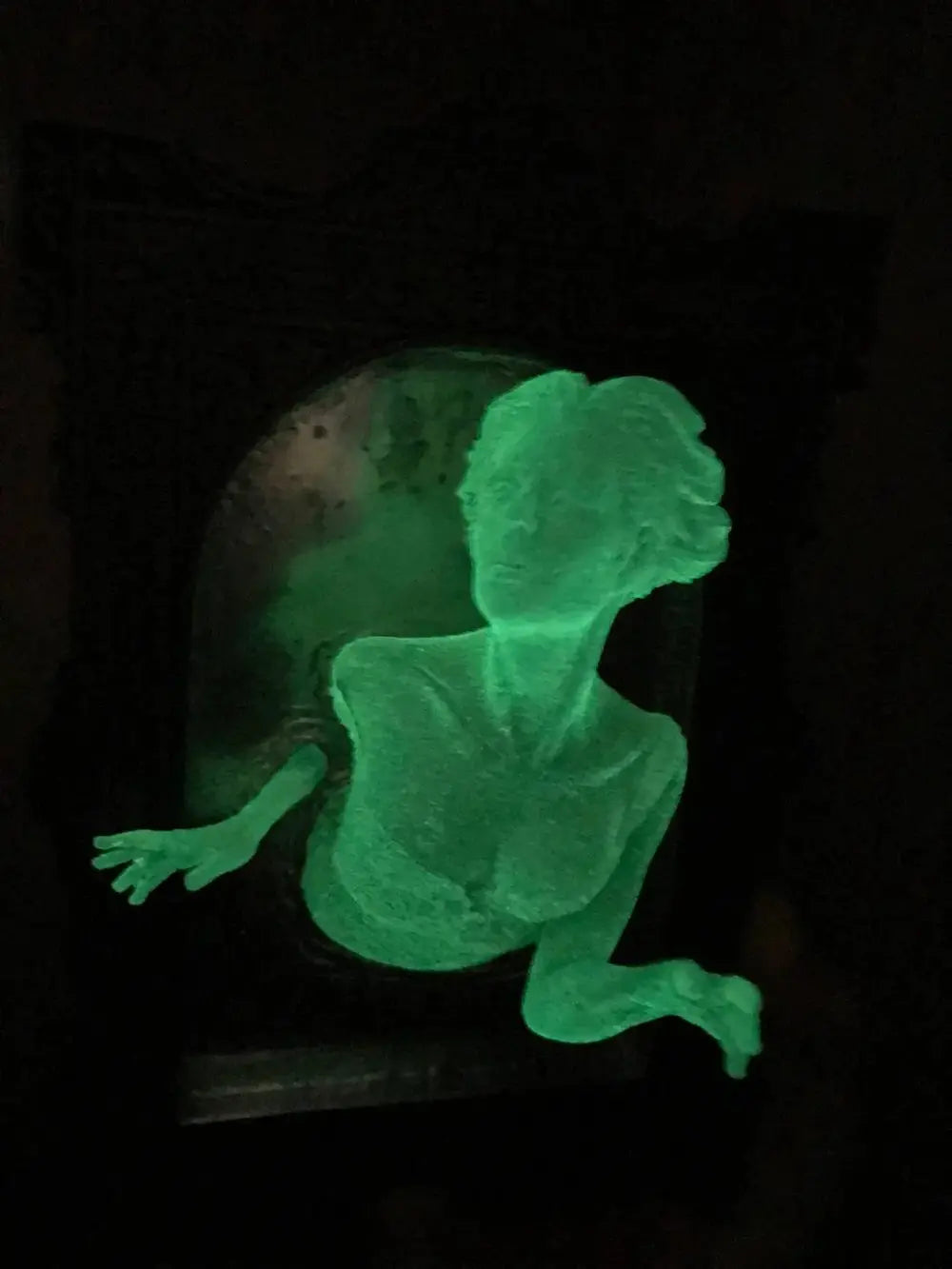 BowLift | Spirit in the Mirror – Shining 3D wall decoration made of resin for mysterious spaces