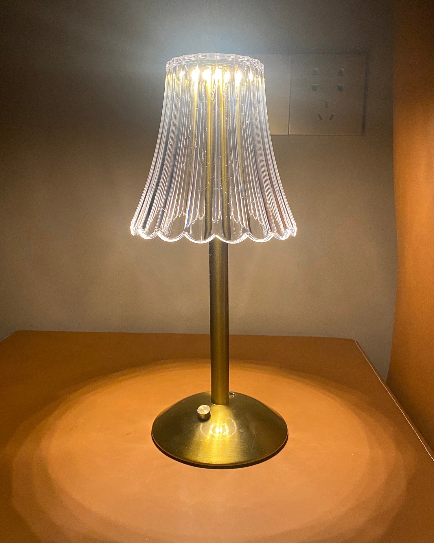 BowLift | RadiantGold – Elegant Portable Table Lamp