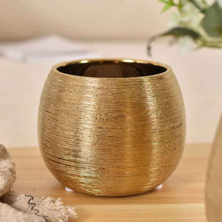 BowLift | Gold-coated flower pot