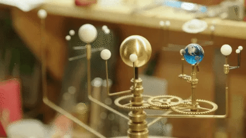 KosmosMaster Grand Orrery – Handcrafted Solar System Model with 28 Moons and 9 Planets | Bowlift