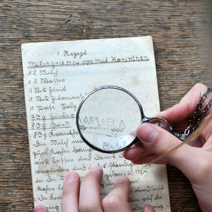 BowLift | Magnifying necklace