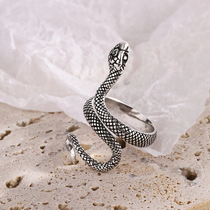 BowLift | Textured Snake Steel Ring