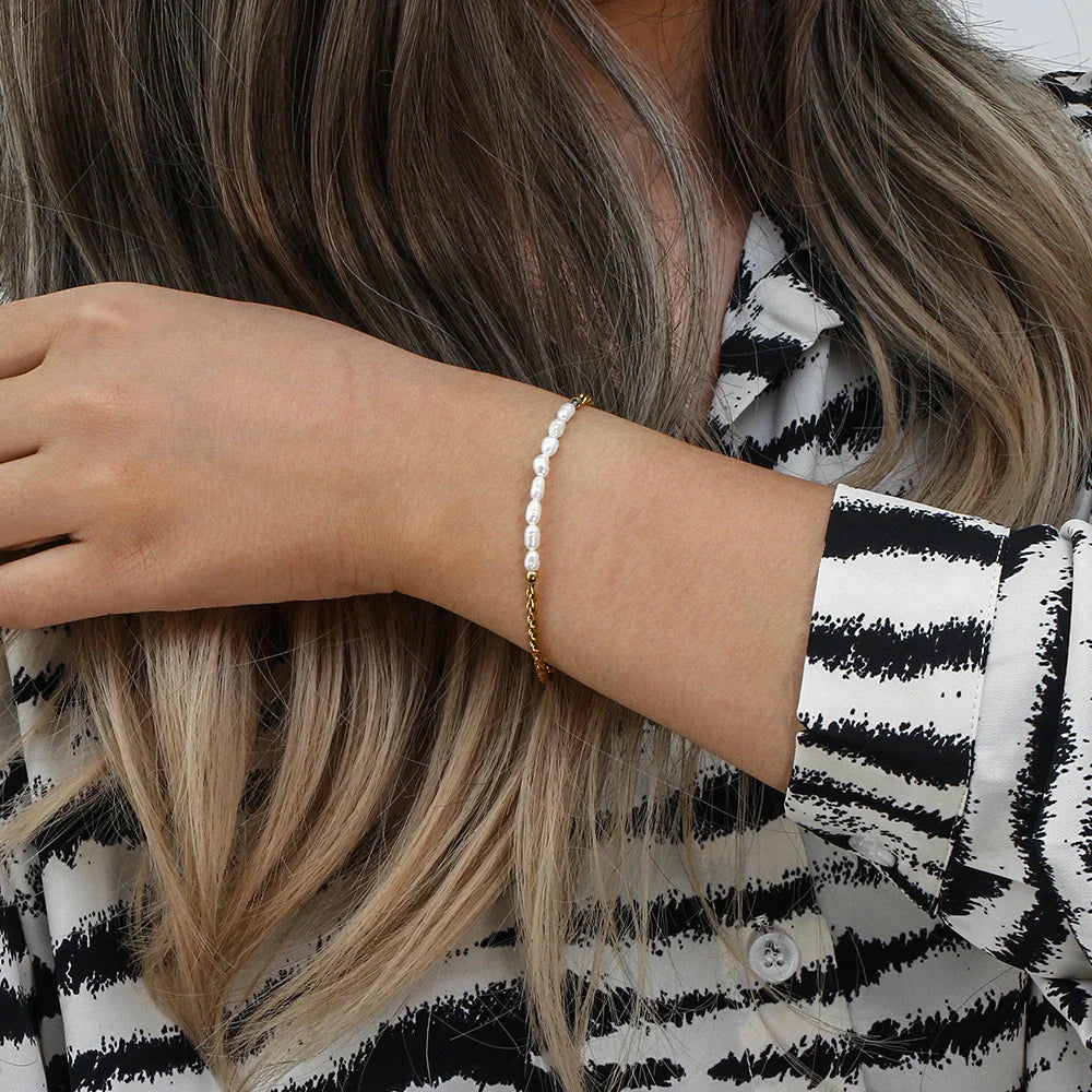 BowLift | Classic Twist Pearl Circle Lock Bracelet