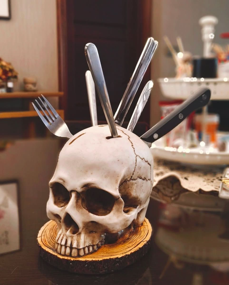 BowLift | Handmade knife holder with skull design for up to 7 knives